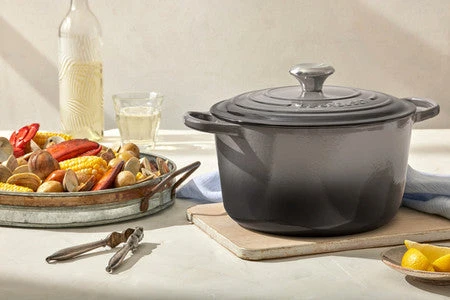 Le Creuset Signature Deep Dutch Oven 5 1/4 Qt. 7 Le Creuset Signature Deep Dutch Oven 5 1/4 Qt. - Image 5