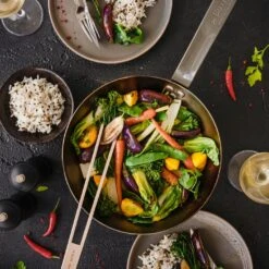 De Buyer MINERAL B Carbon Steel Wok -Gourmet Grills 5618.24 ambiance 2