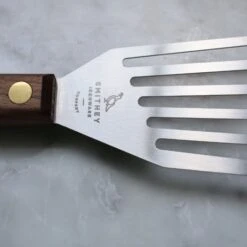 Smithey Ironware Spatula -Gourmet Grills OldHorizontalspat 540x f0ef6988 516d 45d4 8c7e 0934699b0f5a