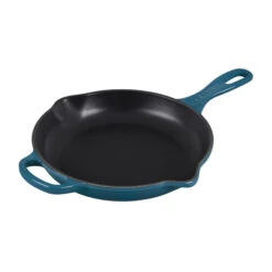 Le Creuset Signature Skillet - 9" 18 Le Creuset Signature Skillet - 9" -Gourmet Grills RS11863 LS2024 237D