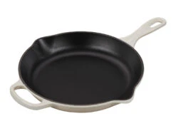 Le Creuset Signature Skillet - 10 1/4" 17 Le Creuset Signature Skillet - 10 1/4" -Gourmet Grills rs9075 ls2024 26716 lpr lecreuset